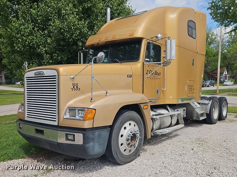 2000 Freightliner FLD semi truck - EO7302