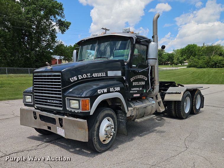 2010 Mack CHU613 semi truck - EO7304