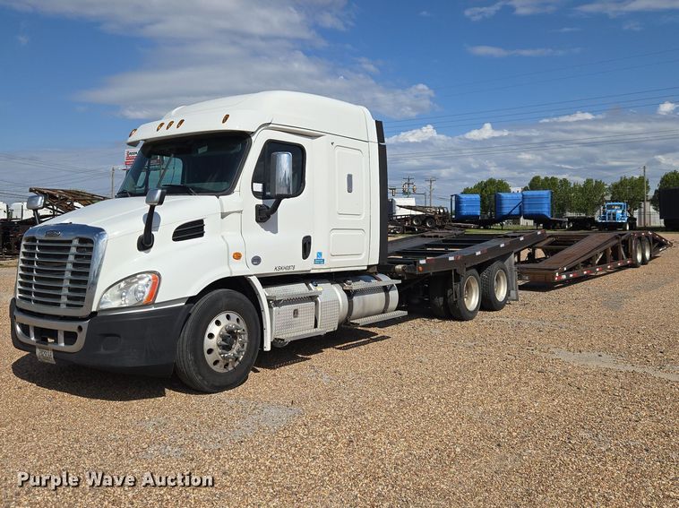 2019 Freightliner Cascadia semi truck with car carrier - ET5163