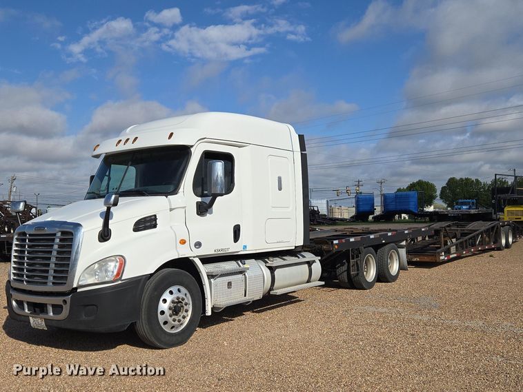 2019 Freightliner Cascadia semi truck with car carrier - ET5164