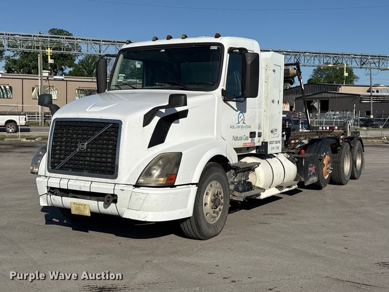 2014 Volvo VNL roll-off container truck - ET6043