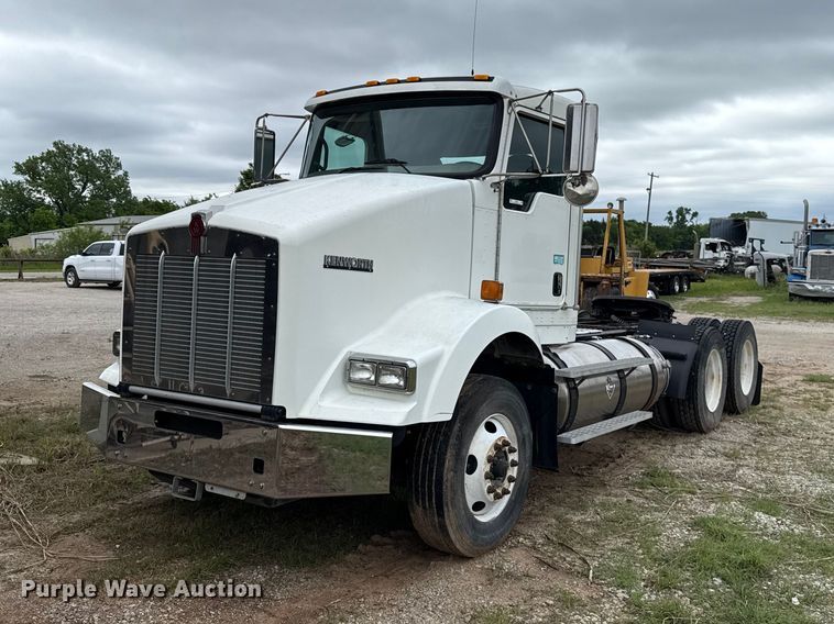 2011 Kenworth T8 Series semi truck - ET6047