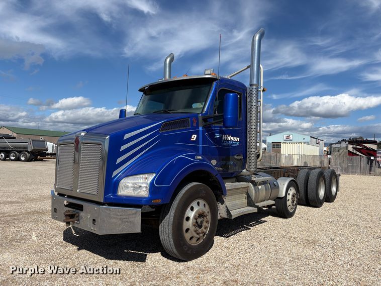 2015 Kenworth T880 semi truck - EU8655