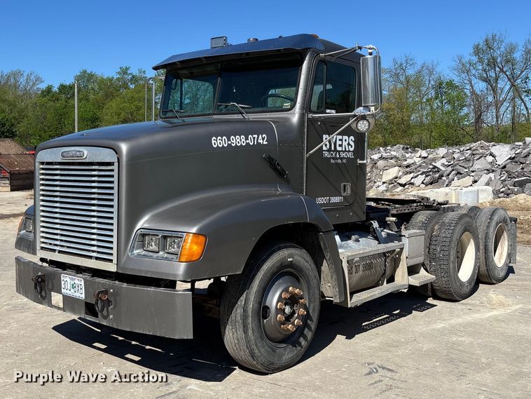 1999 Freightliner FLD semi truck - FB3454