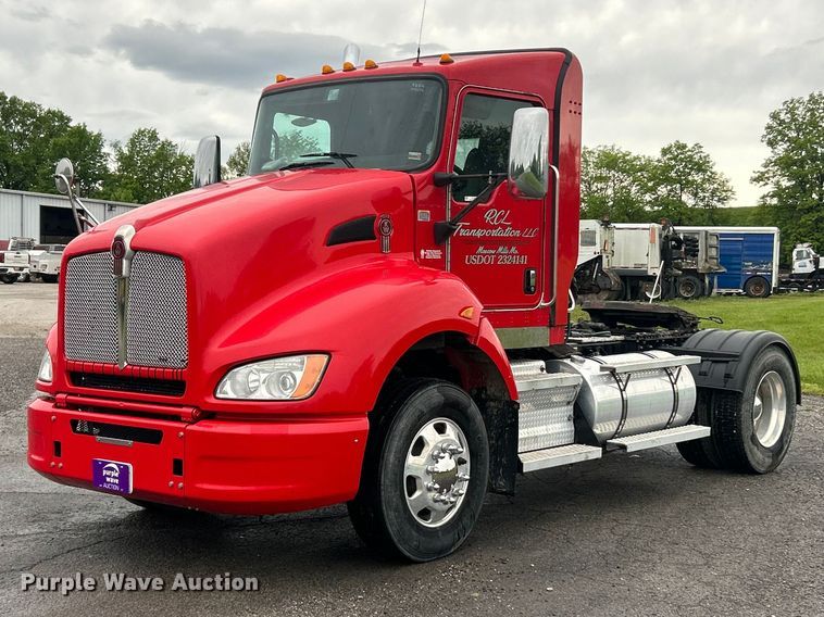 2014 Kenworth T400 semi truck - FC2536