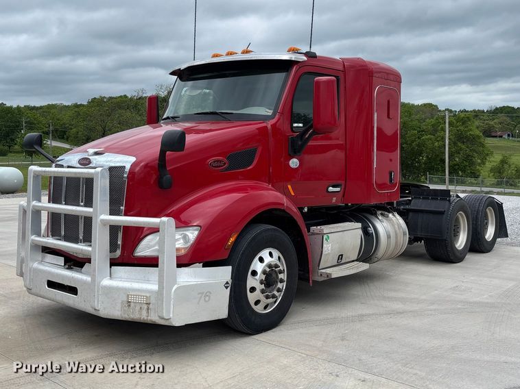 2020 Peterbilt 579 semi truck - FC5608