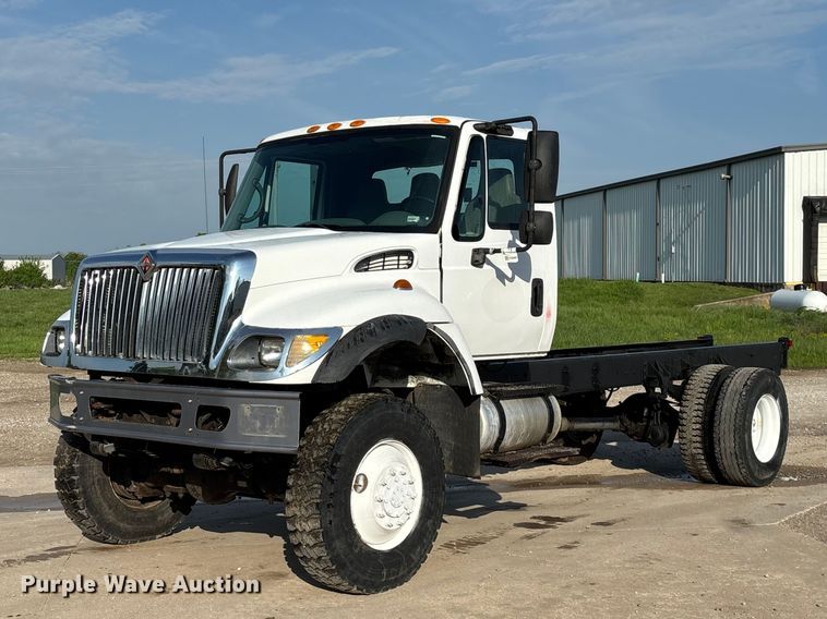 2003 International 7300 truck cab and chassis - FG0267