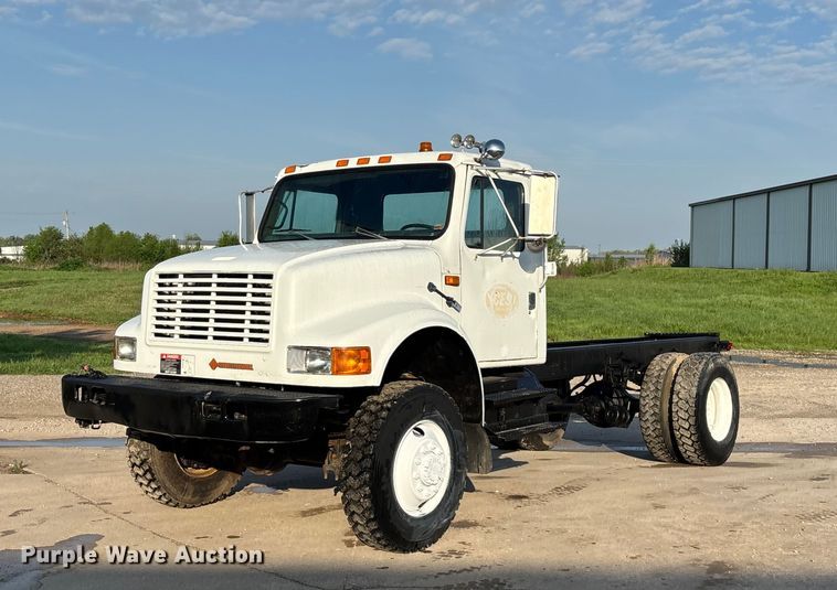 1990 International 4800 truck cab and chassis - FG0268