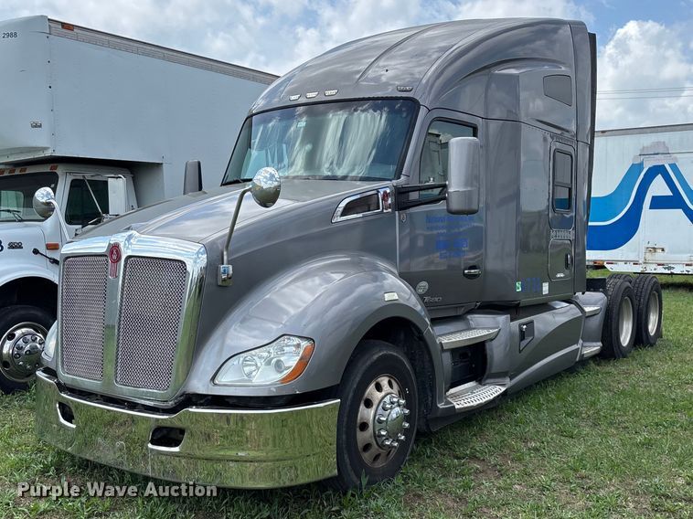 2014 Kenworth T680 semi truck - FG0270