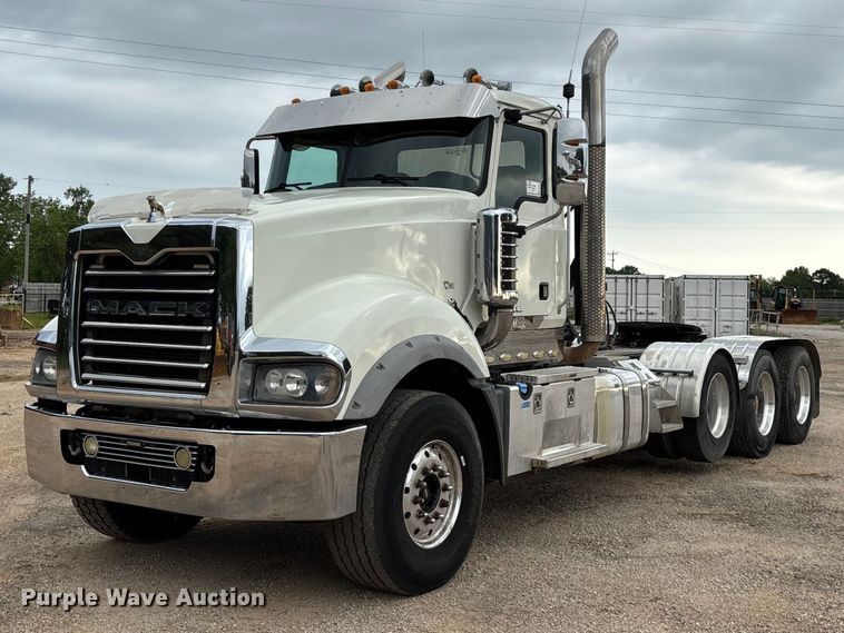 2016 Mack Titan TD713  semi truck - FG0329