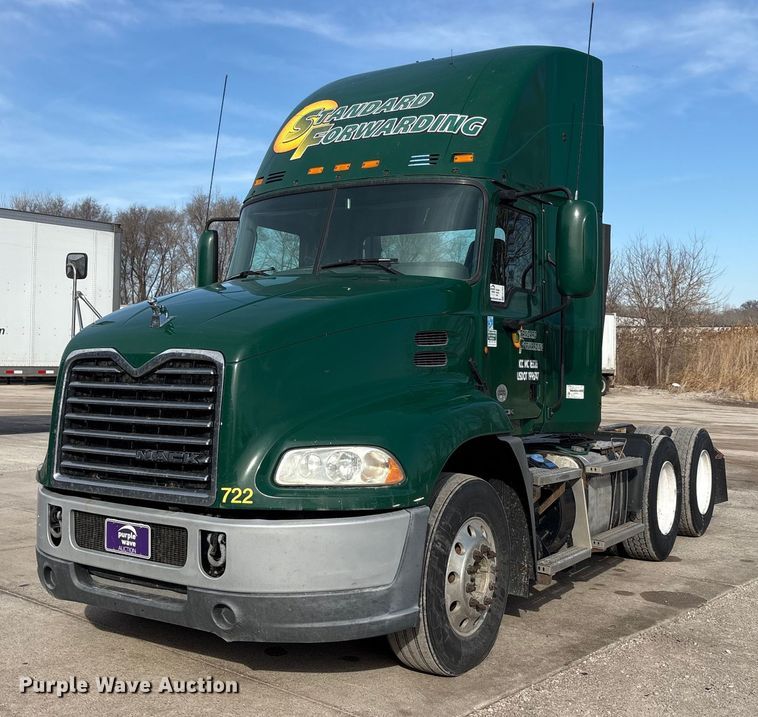 2016 Mack CXU613 semi truck - FG1006