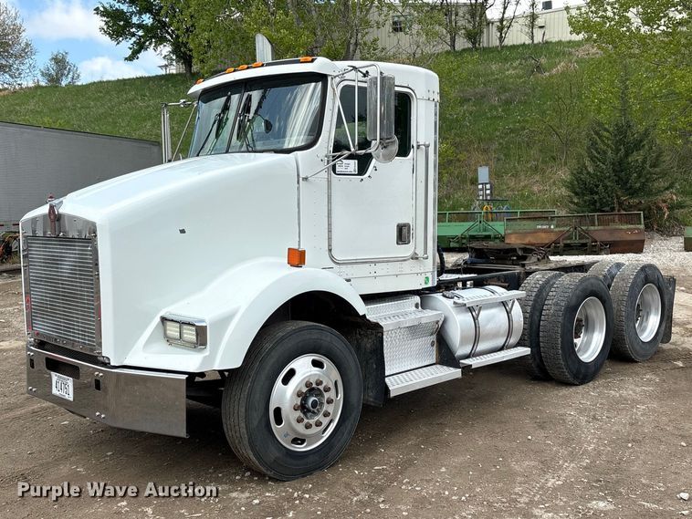 2002 Kenworth T800 semi truck - FG2957