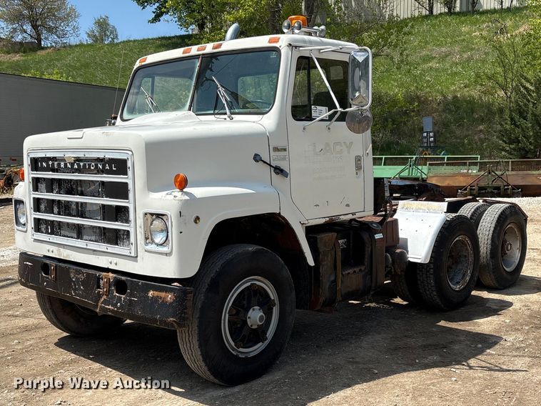 1979 International Harvester F-2275 semi truck - FG2962