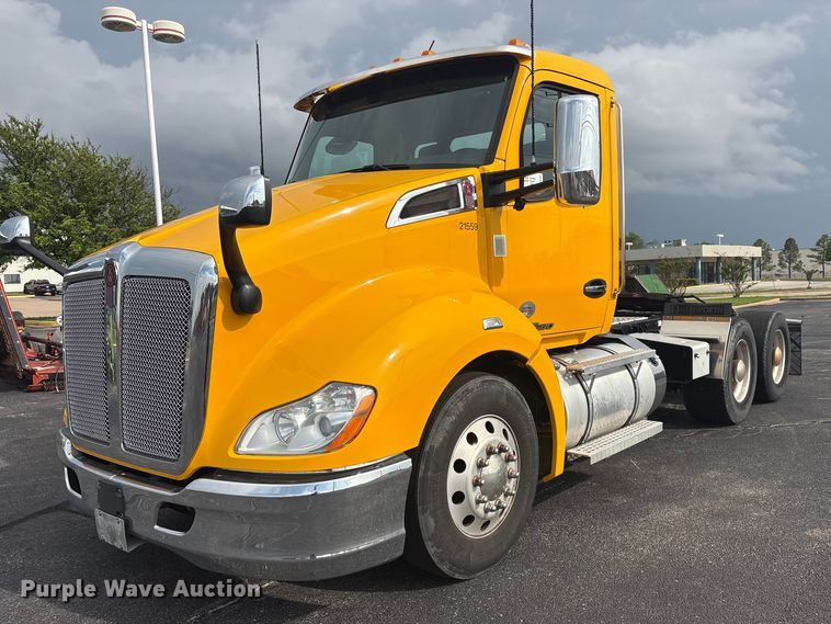 2021 Kenworth T680 semi truck - FI0165
