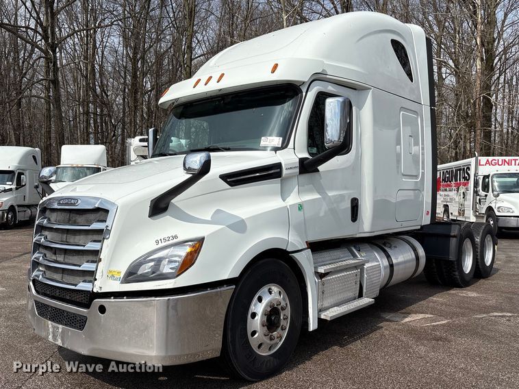 2019 Freightliner Cascadia semi truck - FK1396
