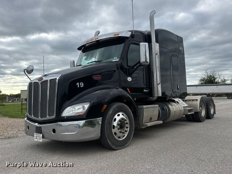 2019 Peterbilt 579 semi truck - MX9094