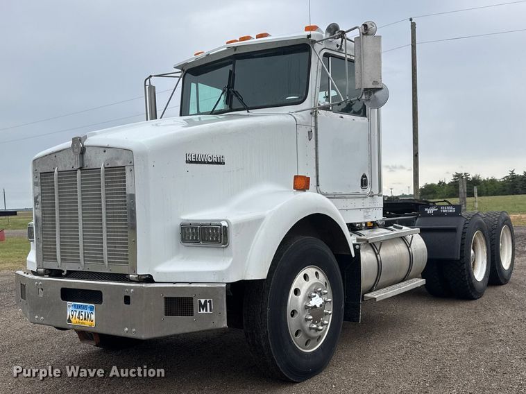 2000 Kenworth T800 semi truck - MX9228