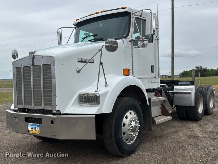 1999 Kenworth T800 semi truck - MX9229