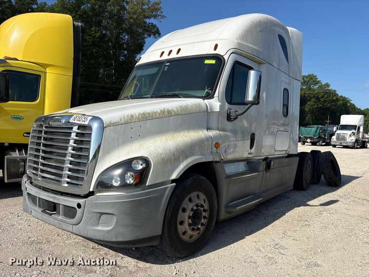 2018 Freightliner Cascadia semi truck - YA1856