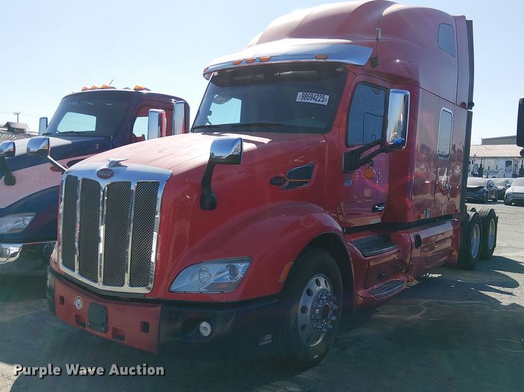 2020 Peterbilt 579 semi truck - YA1896