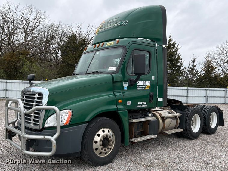 2017 Freightliner  Cascadia semi truck - YA2298