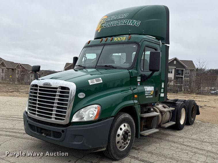 2017 Freightliner Cascadia 125 semi truck - YA2376