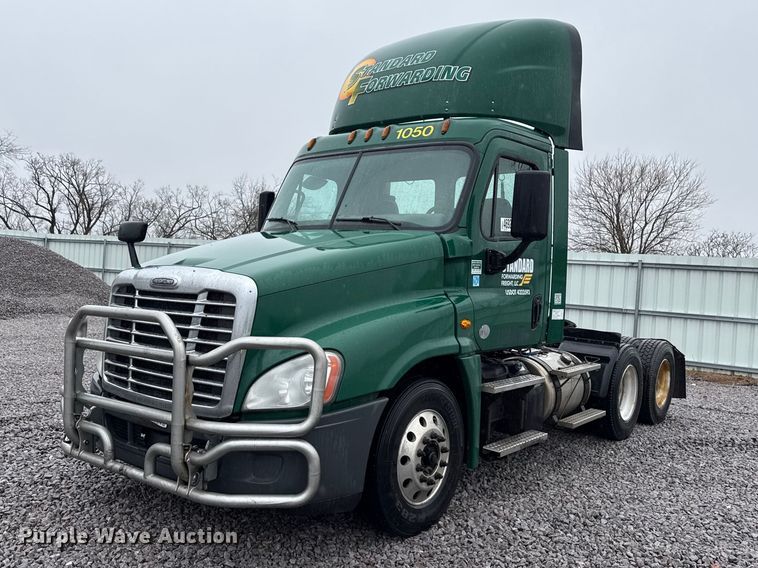 2017 Freightliner Cascadia 125 semi truck - YA2378