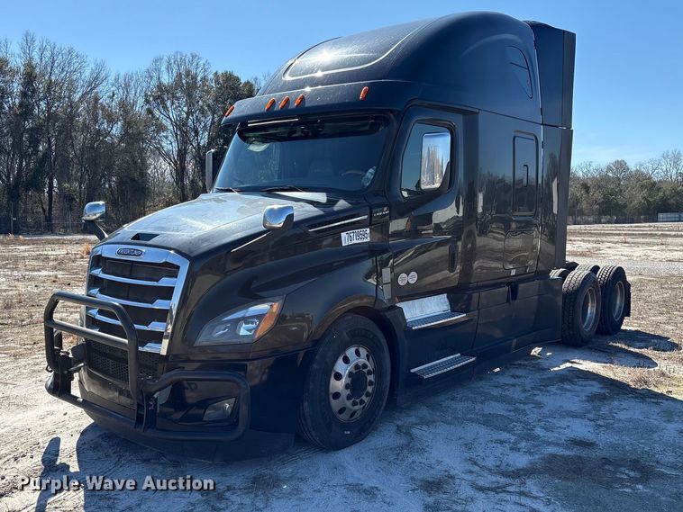 2020 Freightliner Cascadia semi truck - YA2414