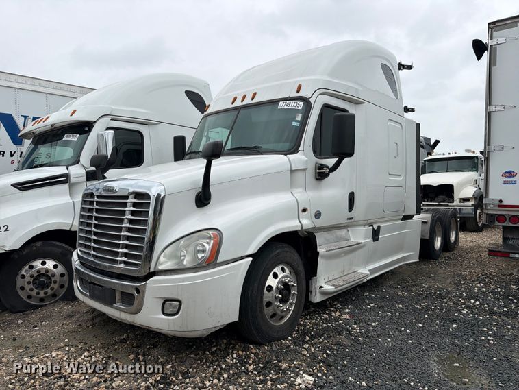 2015 Freightliner Cascadia semi truck - YA2499