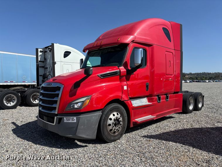 2020 Freightliner Cascadia semi truck - YA2561