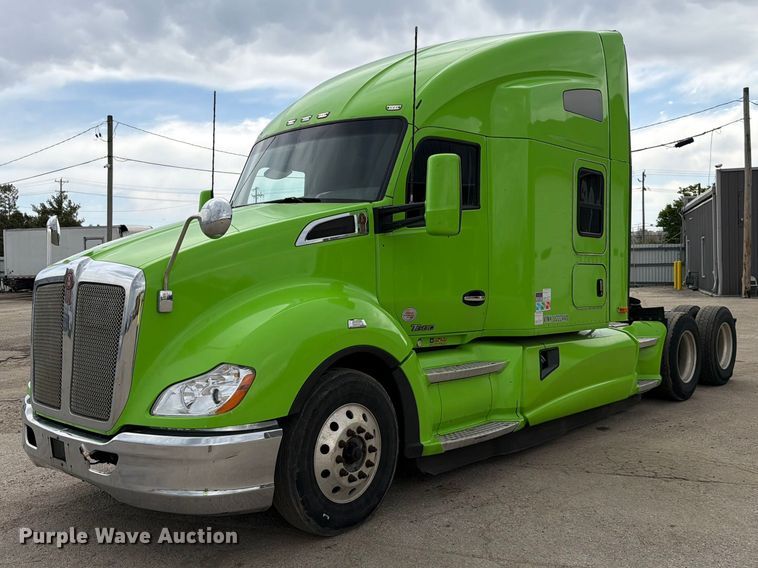 2018 Kenworth T680 semi truck - YA2563