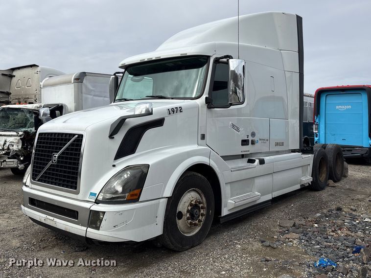 2018 Volvo VNL semi truck - YA2724