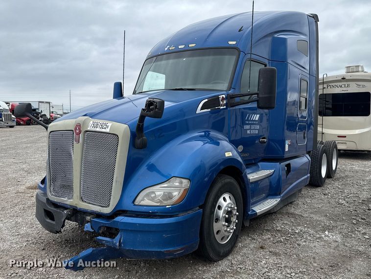 2017 Kenworth T680 semi truck - YA2740
