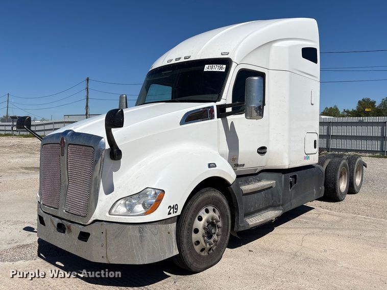 2017 Kenworth T680 semi truck - YA2759