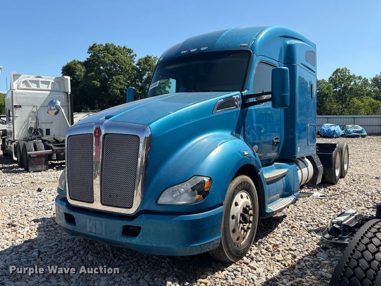 2017 Kenworth T680 semi truck - YA2903