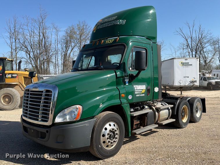 2017 Freightliner  Cascadia semi truck - YA2996
