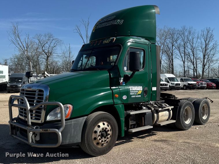 2017 Freightliner  Cascadia semi truck - YA2997