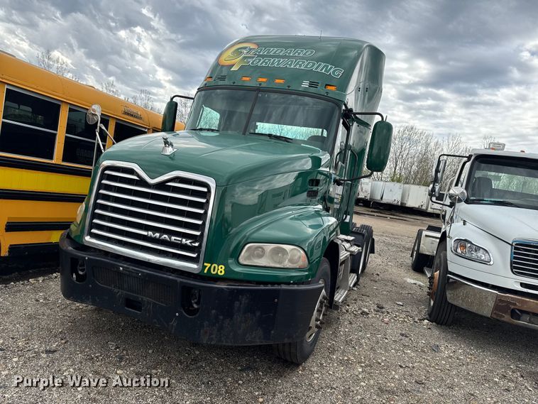 2016 Mack CXU613 semi truck - YA3115