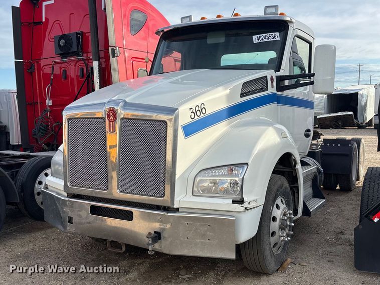 2016 Kenworth T880 semi truck - YA3155