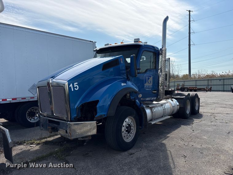 2015 Kenworth T880 semi truck - YA3161
