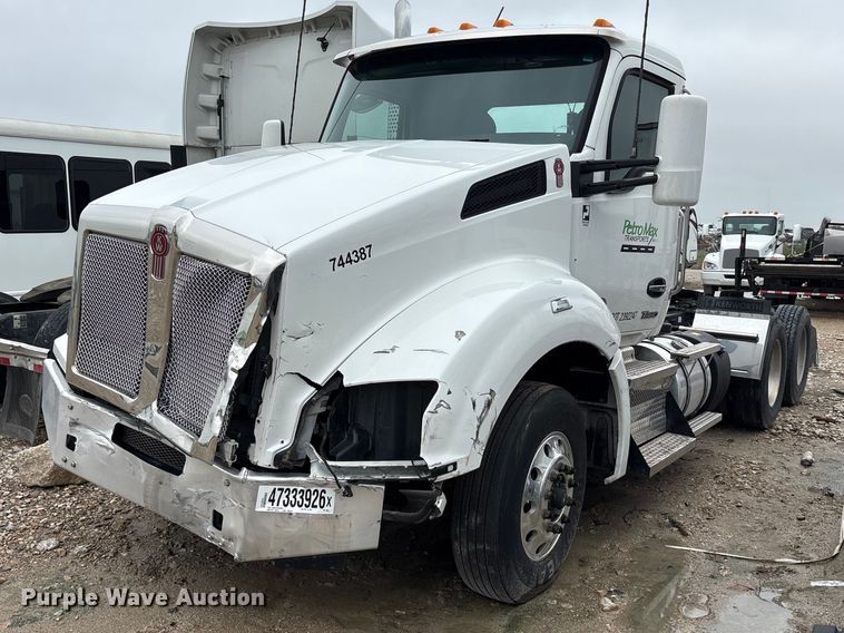 2022 Kenworth T880 semi truck - YA3267