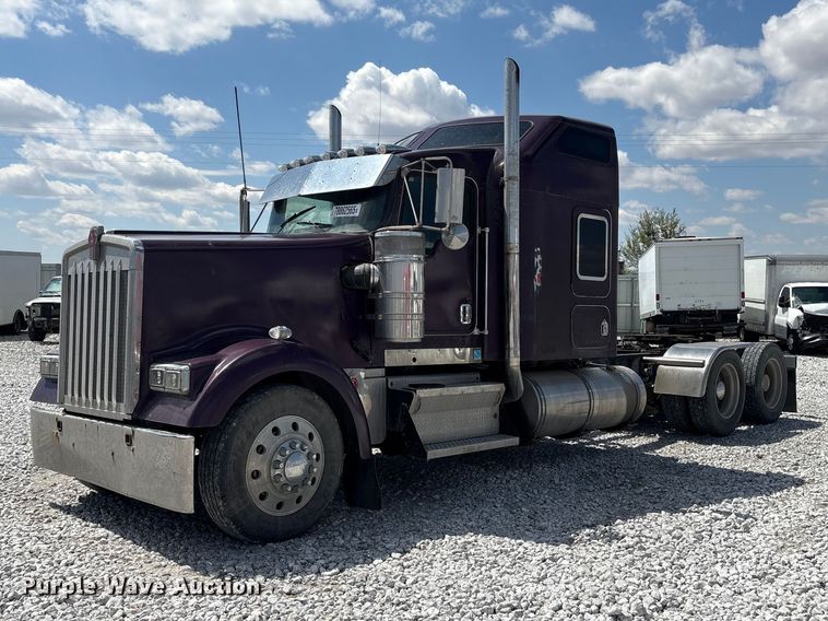 2006 Kenworth W900 semi truck - YA3431