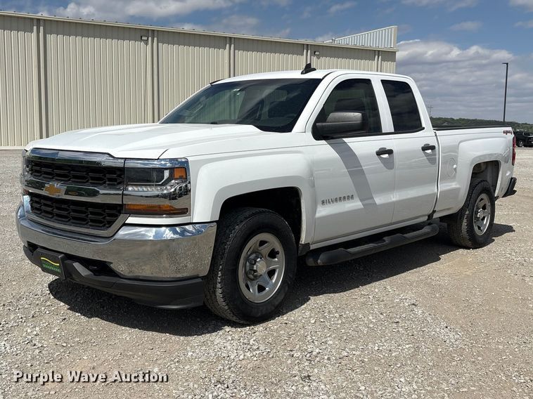 2017 Chevrolet Silverado 1500 Crew Cab pickup truck - DO5204