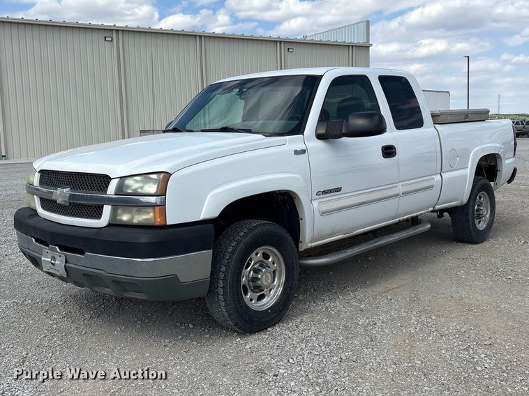 2004 Chevrolet Silverado 2500HD Ext. Cab pickup truck - DO5205