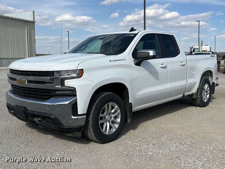 2020 Chevrolet Silverado 1500 Crew Cab pickup truck - DO5206