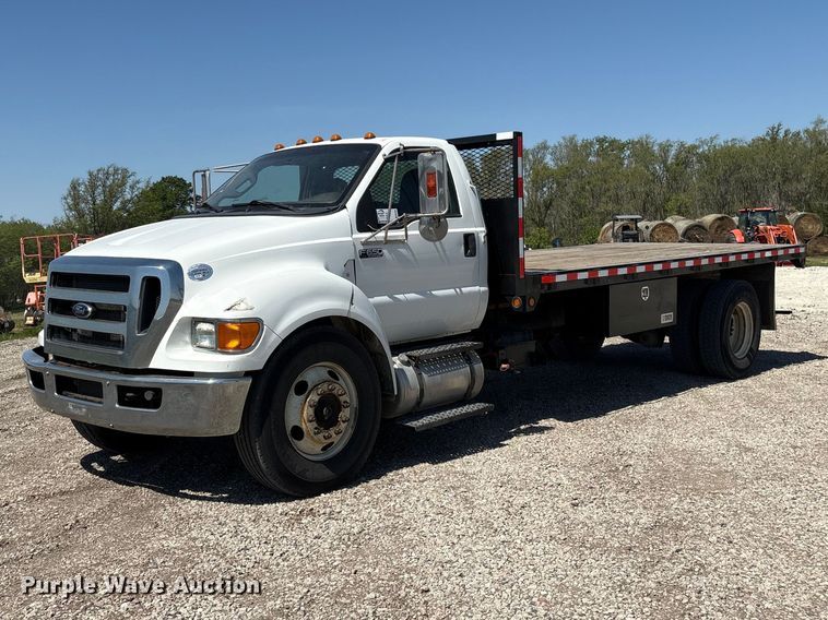 2015 Ford F650 flatbed truck - DO5209