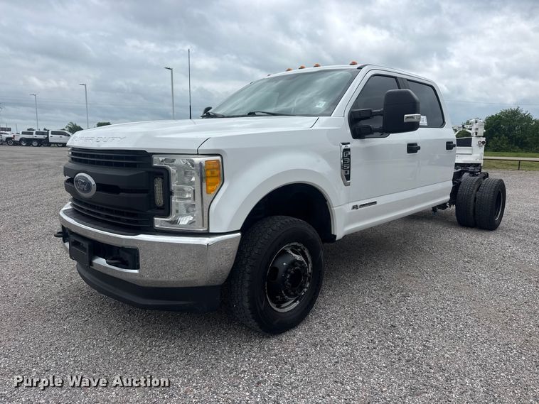 2017 Ford F350 Super Duty Crew Cab pickup truck cab and chassis - DO8511
