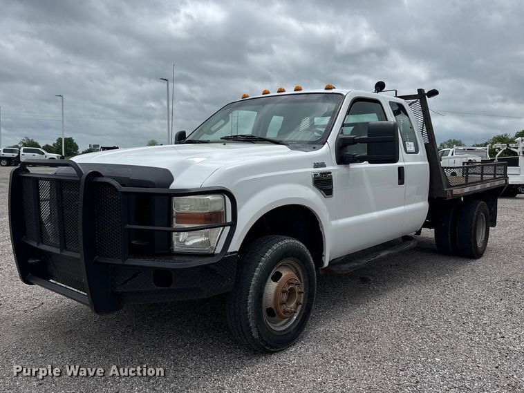 2010 Ford F-350 Super Duty Ext. Cab flatbed pickup truck - DO8512