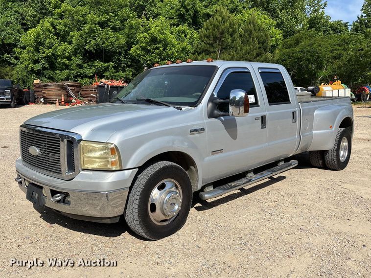 2007 Ford F350 Super Duty Crew Cab pickup truck - DV4302