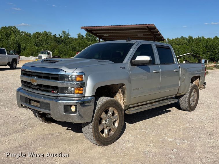 2019 Chevrolet Silverado 2500HD Crew Cab pickup truck - DV4306